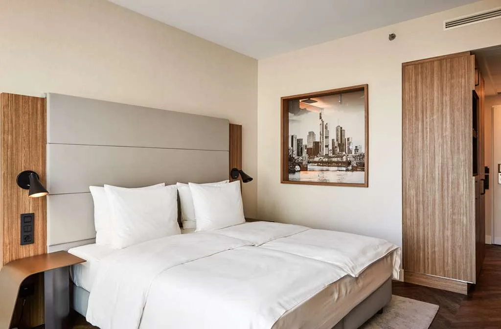 Radisson Blu Hotel, Frankfurt — 4