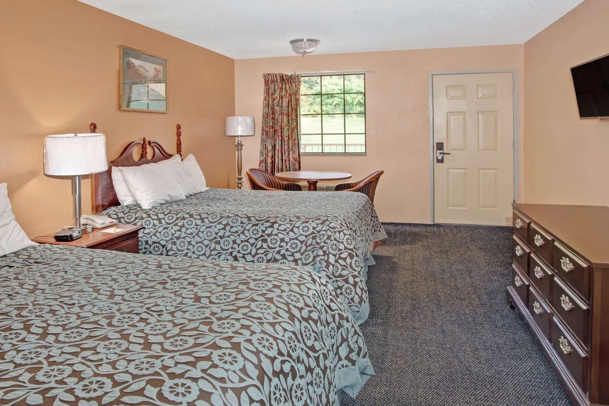 Days Inn by Wyndham Marietta White Water — 4