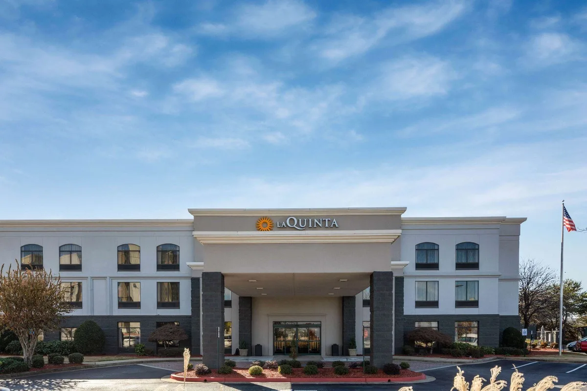 La Quinta Inn & Suites by Wyndham Kennesaw — 3