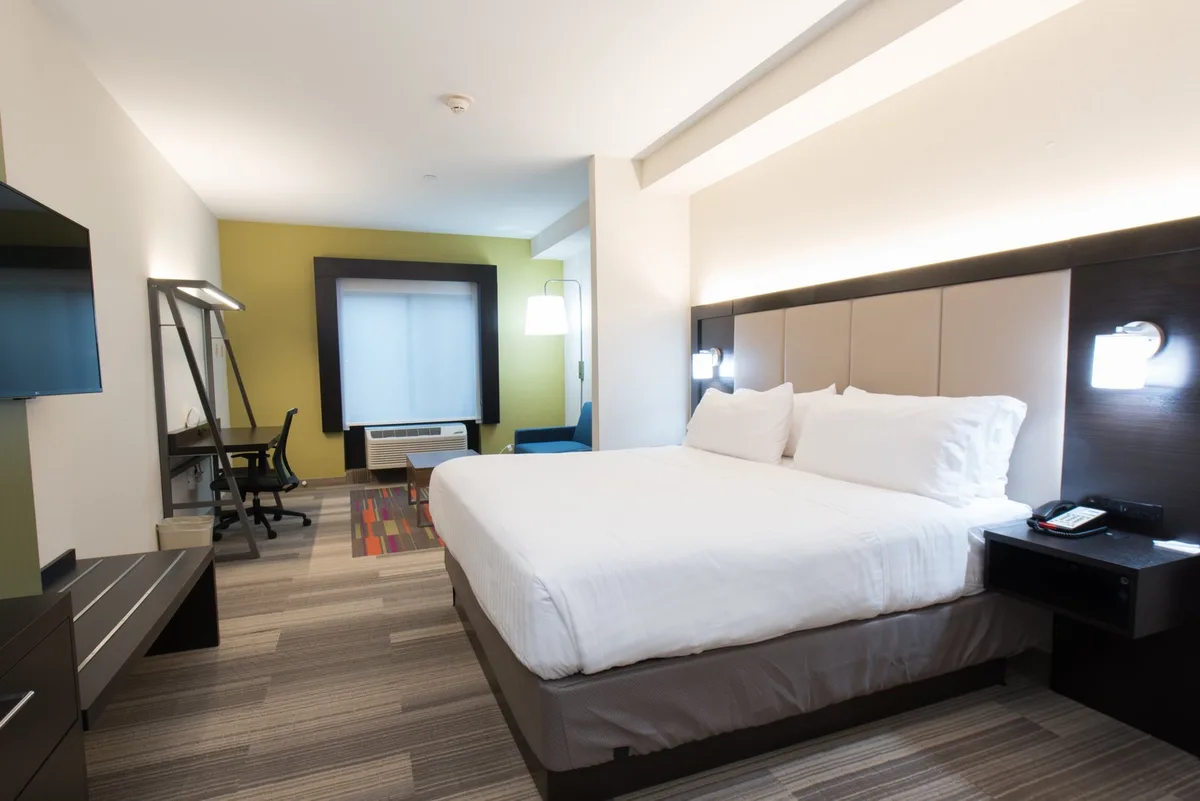 Holiday Inn Express & Suites — 2