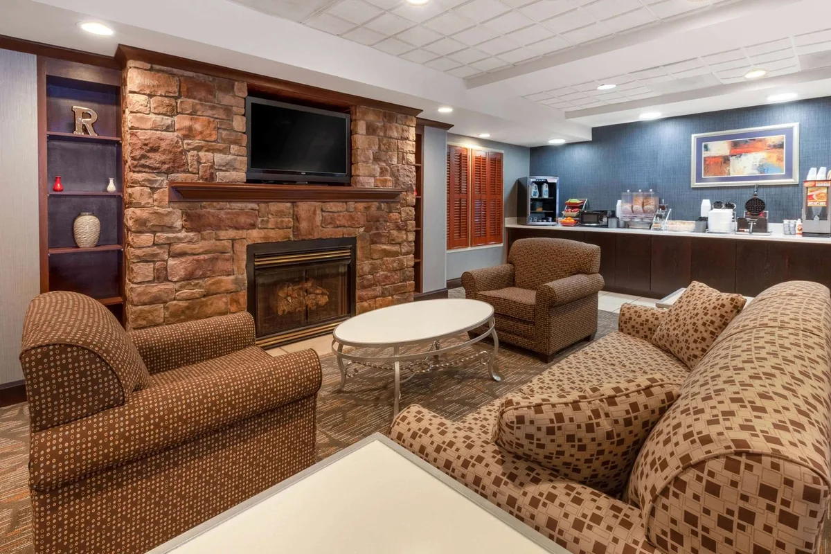 Wingate by Wyndham Erie — 3