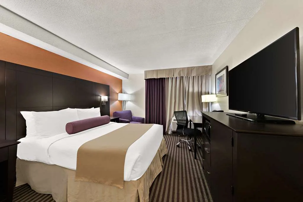Best Western Plus Toronto North York Hotel & Suites — 3