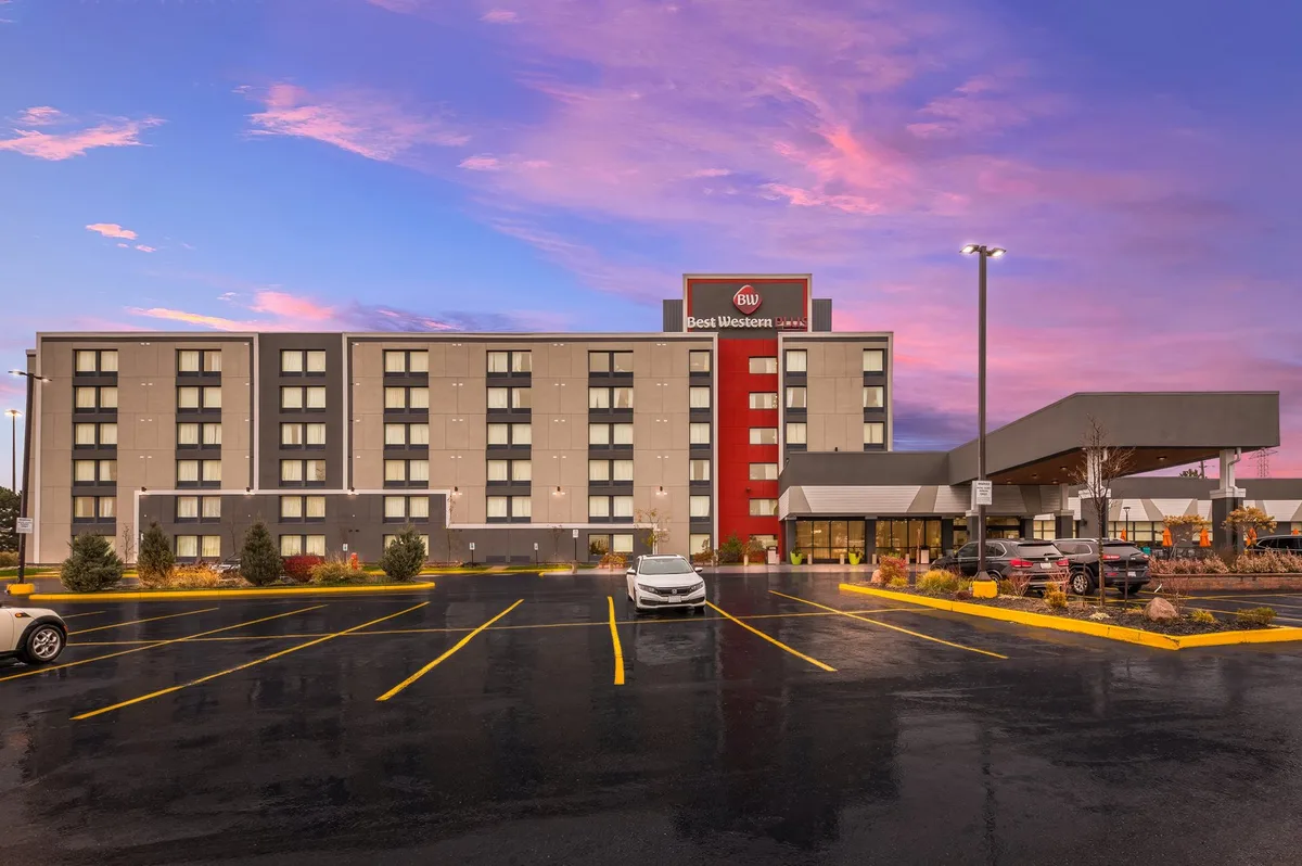 Best Western Plus Toronto North York Hotel & Suites — 4