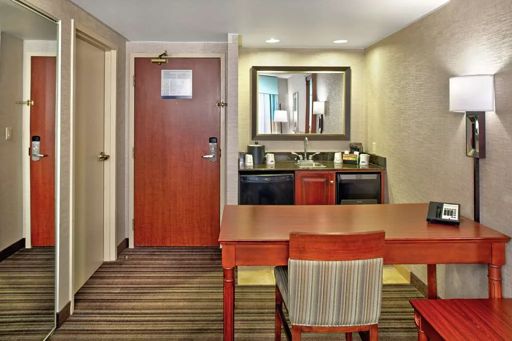Hampton Inn & Suites by Hilton Toronto Airport — 5