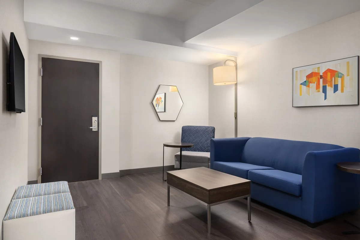 Holiday Inn Express & Suites Vaughan-Southwest by IHG — 5