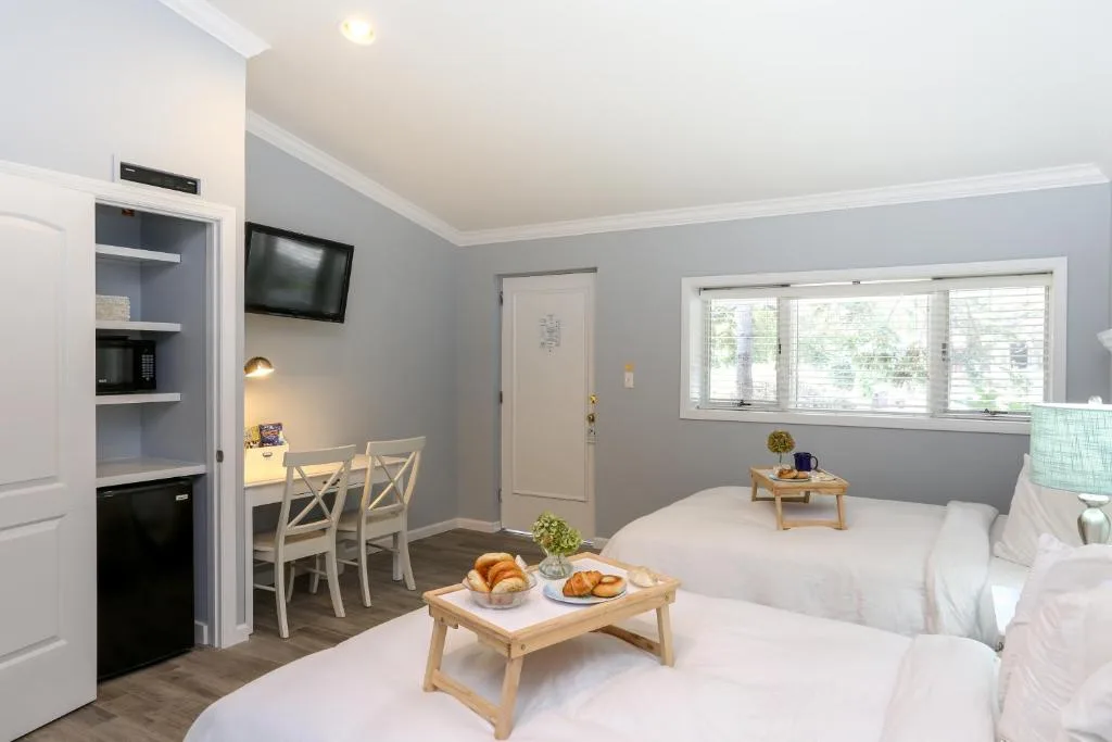 Hamlet Inn - PASSES TO COOPERS BEACH — 2