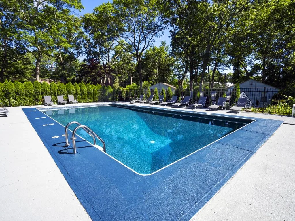 Hamptons Vacation Inn — 3