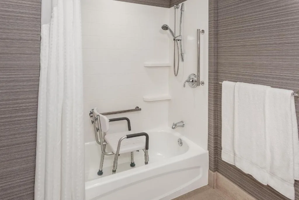 Holiday Inn Express & Suites Riverhead - Long Island by IHG — 3
