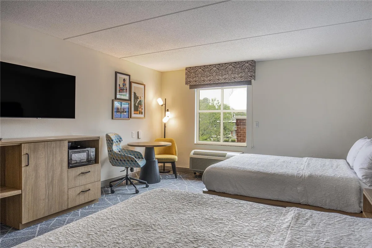 Hampton Inn & Suites Williamsburg Historic District — 3