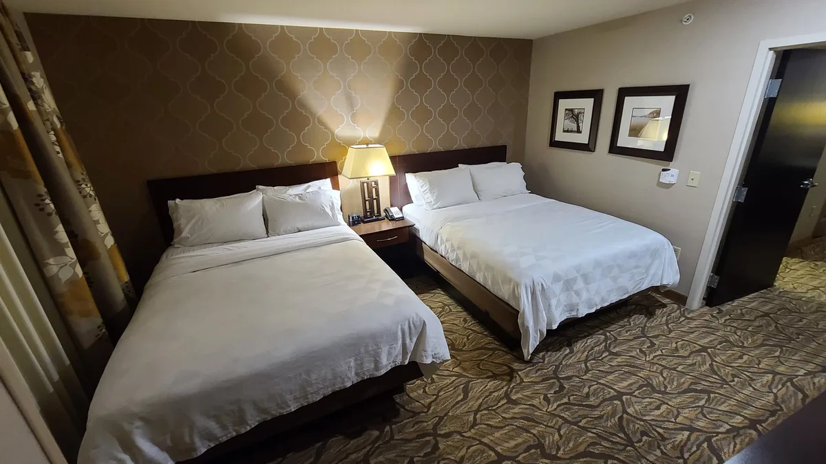 Holiday Inn & Suites by IHG — 4