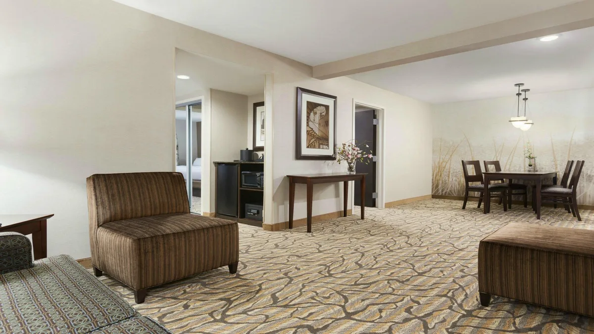 Holiday Inn & Suites by IHG — 5