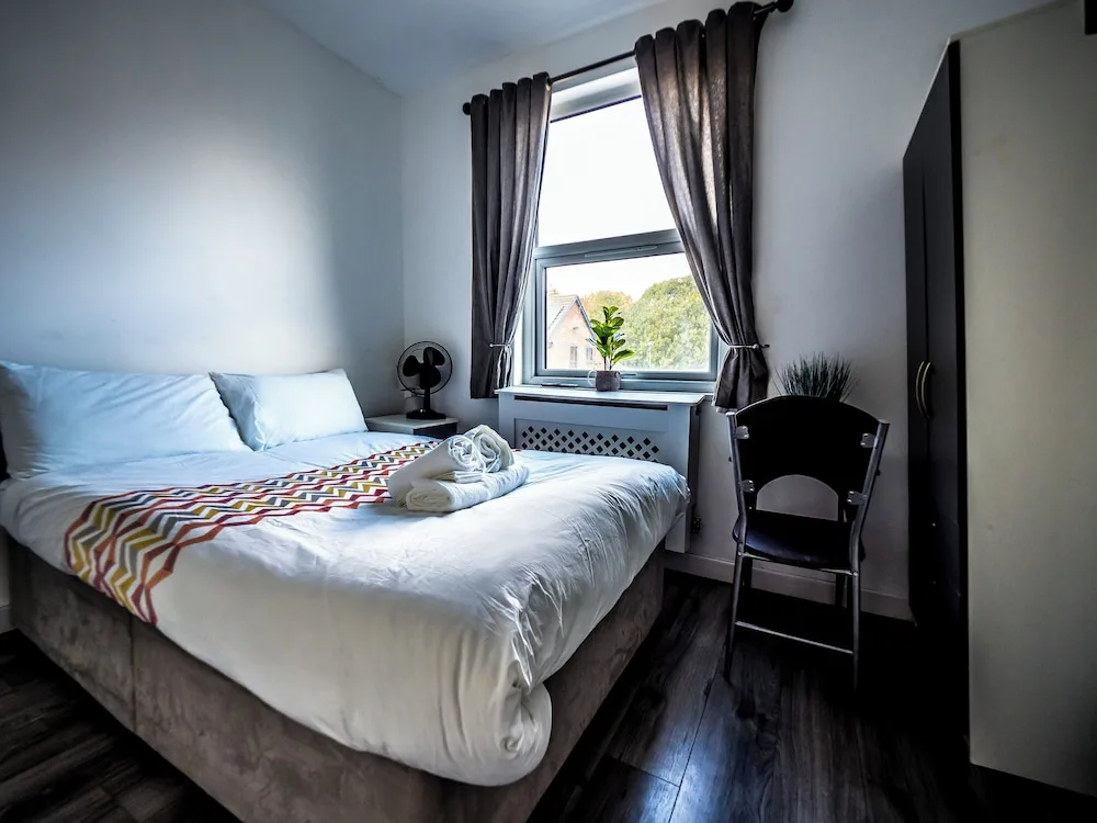 Ensuite5 Woodhouse private bath 2kitchen — 4
