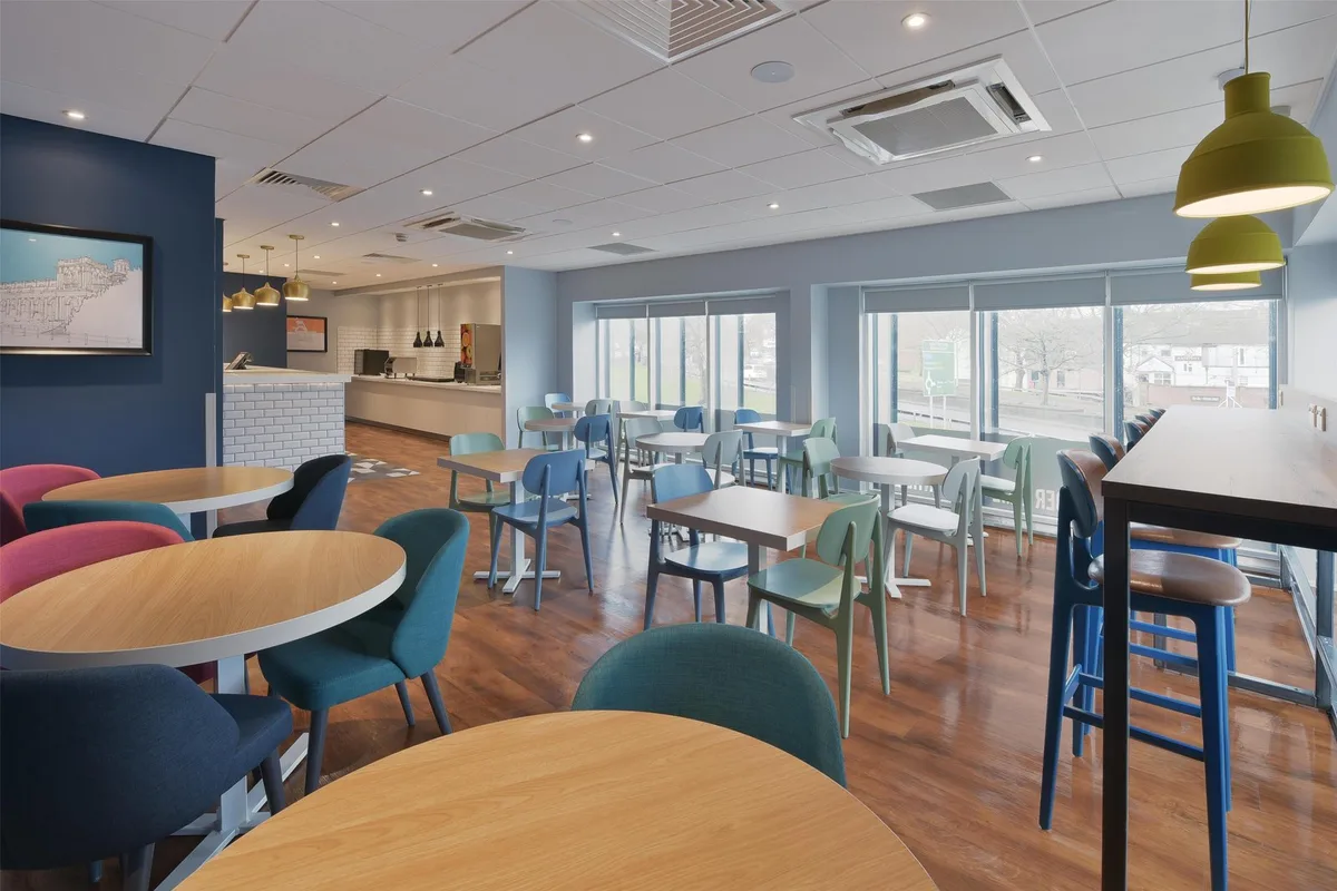 Travelodge Newcastle Under Lyme — 4