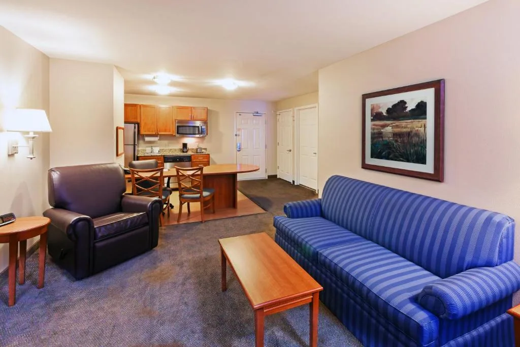 Candlewood Suites El Paso by IHG — 4