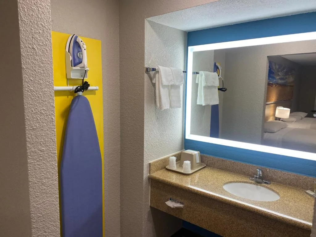 Days Inn by Wyndham El Paso West — 3
