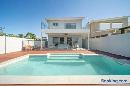 Large 5-Bedroom Family Retreat in Helensvale with Pool
