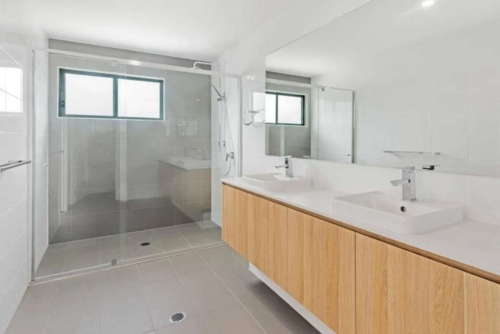 Large 5-Bedroom Family Retreat in Helensvale with Pool — 3