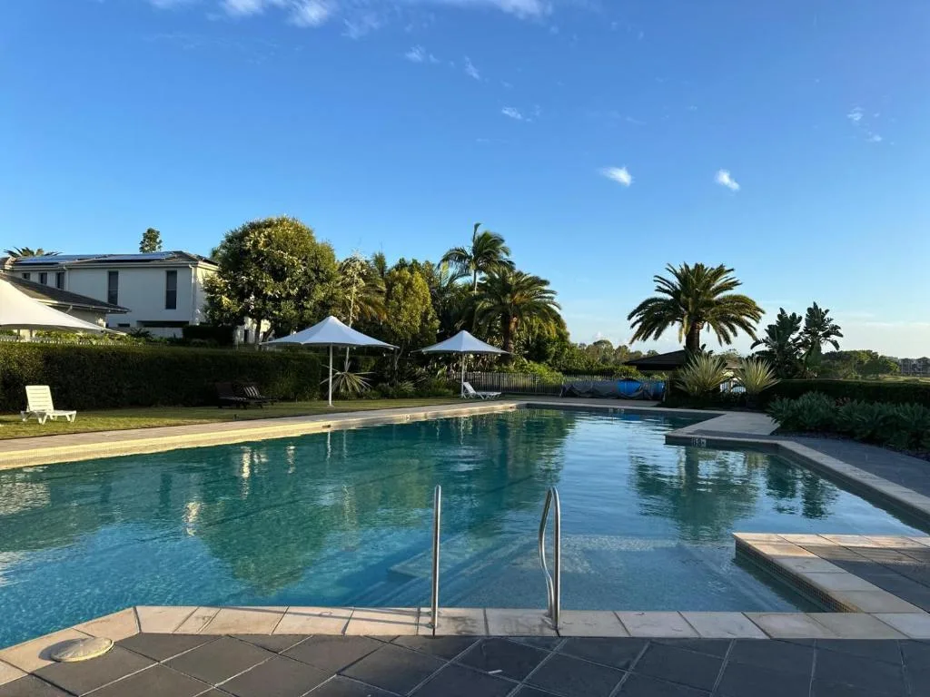 Luxury 3BR, 2BA Unit with Pool & BBQ in Gold Coast — 4