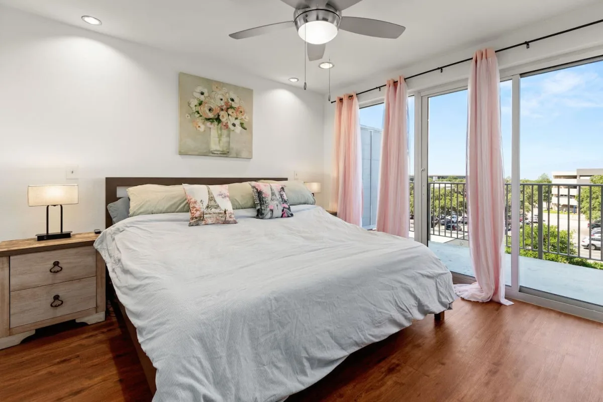 The Rim/Six Flags - King Bed, Skyline View, Family