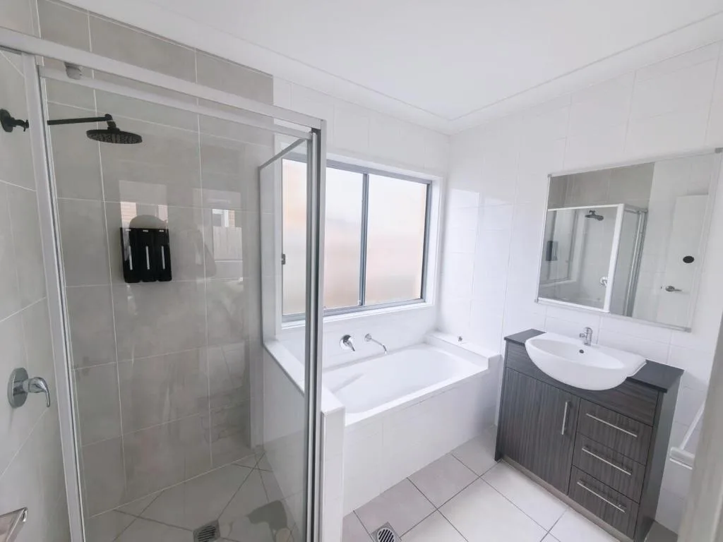 4b2b Coomera Comfort Lodge Near Theme Park & Westfield — 3