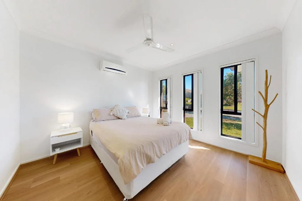 4BR Family Home Coomera Theme Parks Shopping — 2