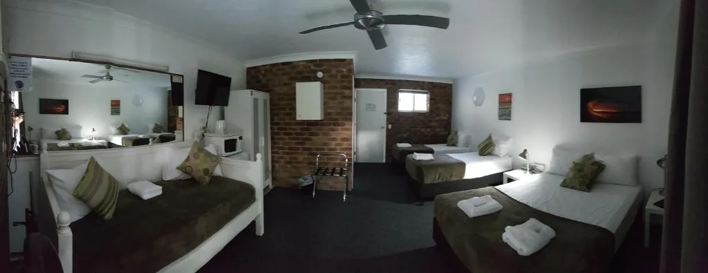 Coomera Motor Inn — 2