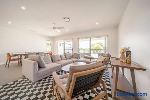 Large 5-Bedroom Family Retreat in Helensvale with Pool — 5