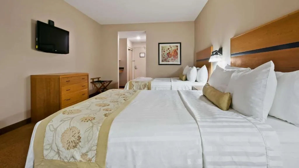Best Western Plus Chateau Inn Sylvan Lake — 2