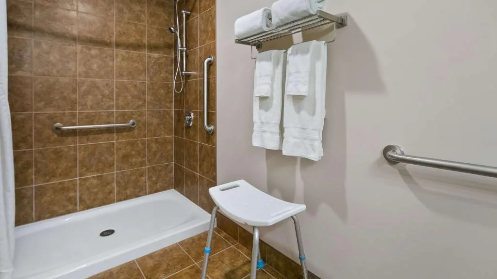 Best Western Plus Chateau Inn Sylvan Lake — 3