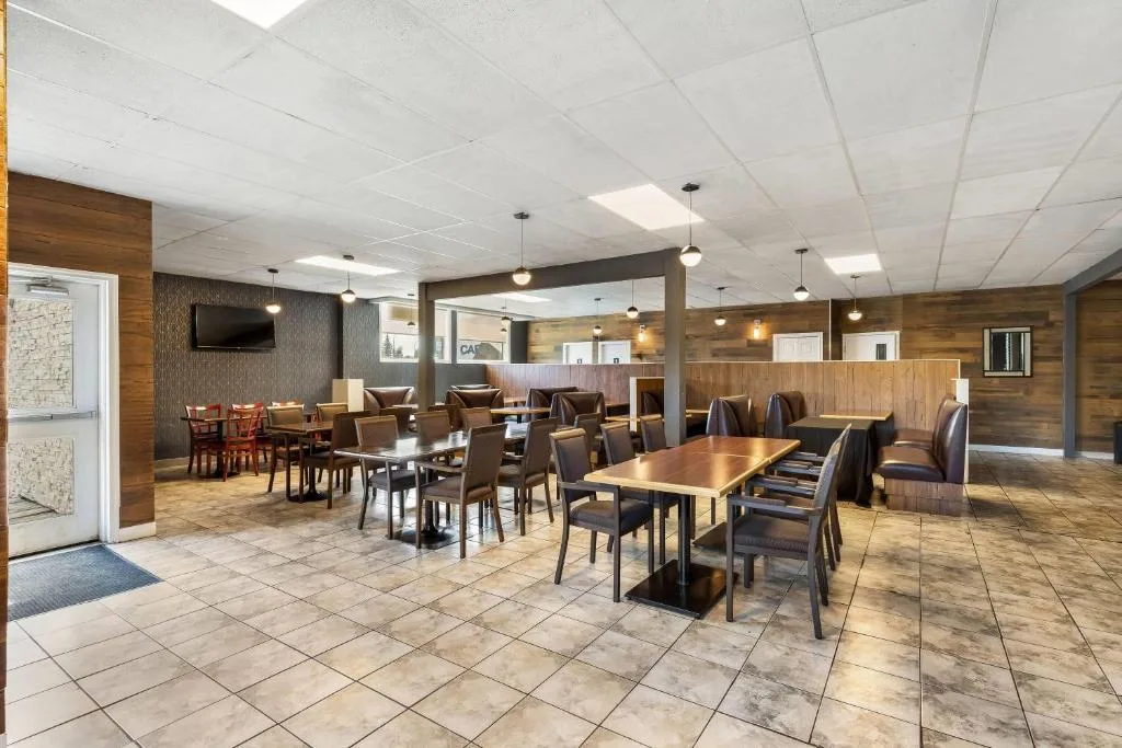 Days Inn by Wyndham Sylvan Lake — 3
