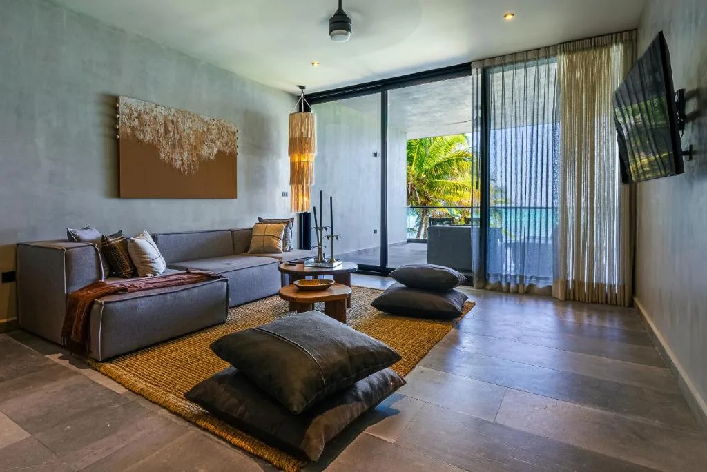 Luxury Beachfront 3BR Apt 102 | Neea Bahia Soliman — 2