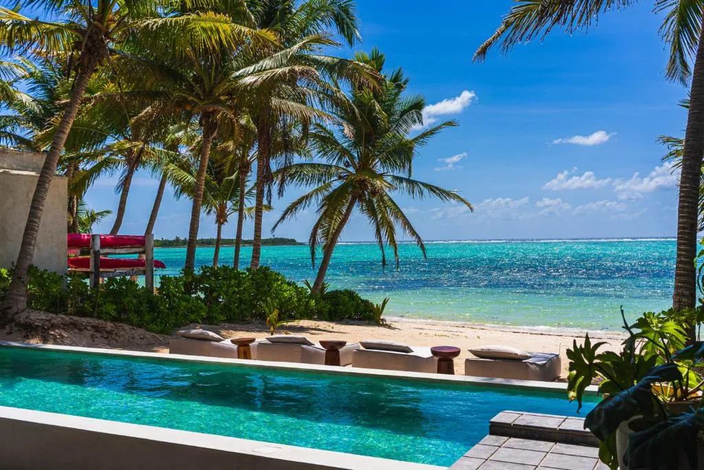 Luxury Beachfront 3BR Apt 102 | Neea Bahia Soliman — 4