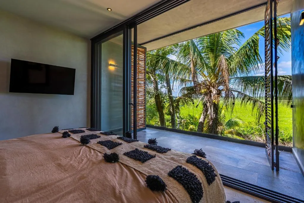 Luxury Beachfront 3BR Apt 102 | Neea Bahia Soliman — 5